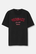 【 20%OFF セール｜144,100円→115,280円】 VERSACE ヴェルサーチ Tシャツ 刺繍入り ヴェルサーチェ ワイルド スタンプ {1013302-1A12441_1B000-BDA}